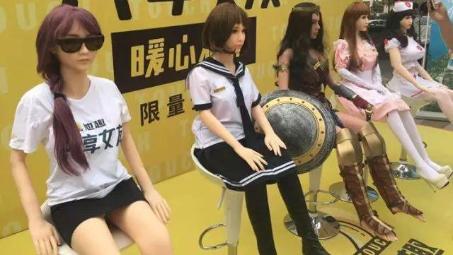高傲的“單身”還是選擇人體硅膠娃娃？
